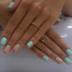 Turquoise nails photo