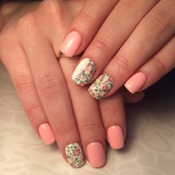 Gentle pink nails photo