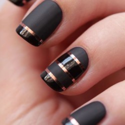 Black nails with gold photo