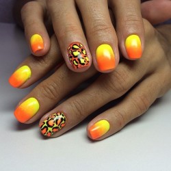 Bright nails photo