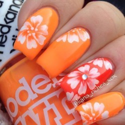 Nails for orange dress photo