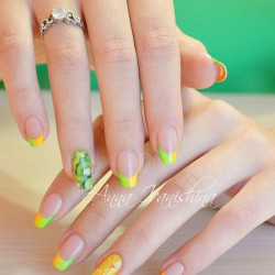 Kiwi nails photo