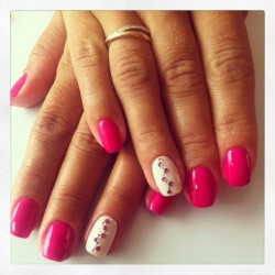 Raspberry nails photo