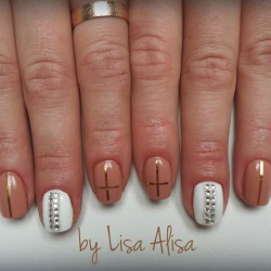 Brown and white nails photo