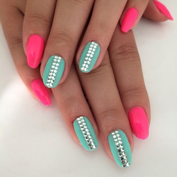 Turquoise and pink nails photo.