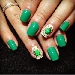 Green and white nails photo