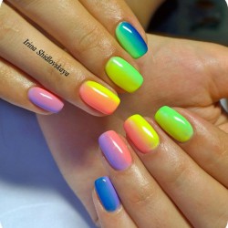 Bright nails photo