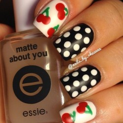 Nails for polka-dot dress photo