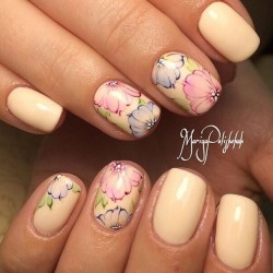 Gentle peach nails photo