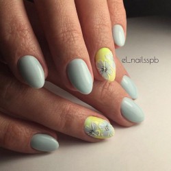 Pale yellow nails photo