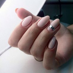 Almond-shaped nails photo