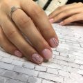 Short nails with a picture