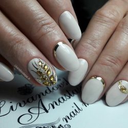 White and gold nails photo