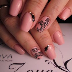Short nails with patterns photo