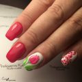 Nails with tulips