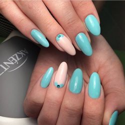 Almond-shaped nails photo