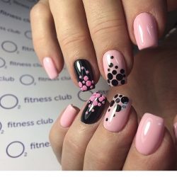 Short nails with a picture photo
