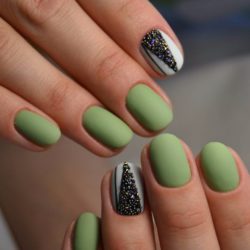 Green short nails photo