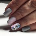 Grey nails with a pattern