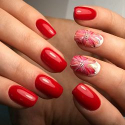 Red spring nails photo