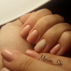 Delicate beige nails photo