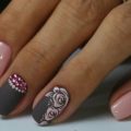 Spring nails with flowers