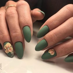 Festive green nails photo