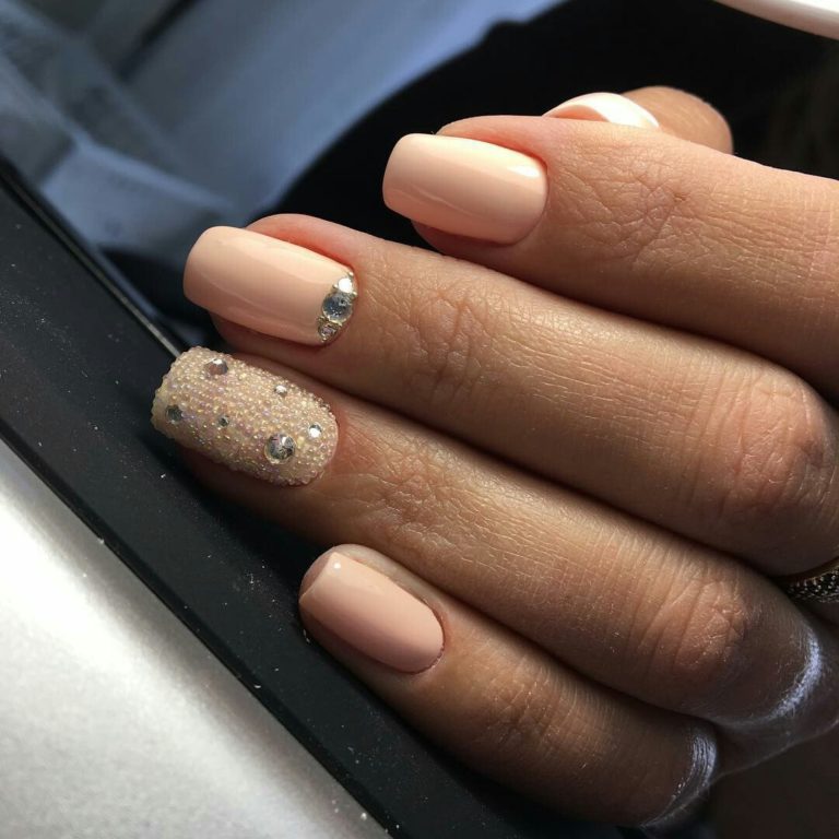 Gentle peach nails