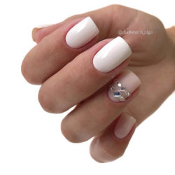 Gentle white nails photo
