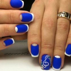 Short nails with a picture photo