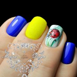 Yellow and blue nails photo